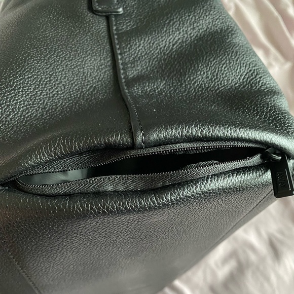 BRAND NEW NEVER USED AWAY LEATHER EVERYWHERE BAG - Picture 6 of 6